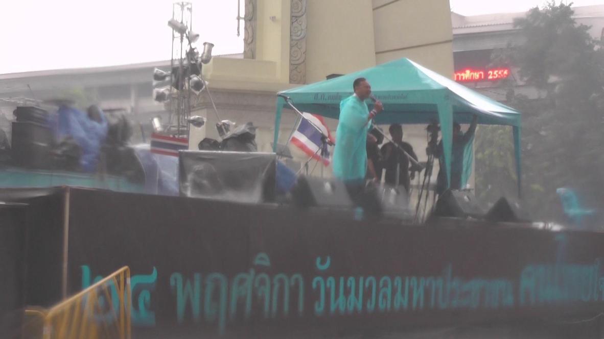 Thailand: Anti-government protesters withstand torrential rainstorm