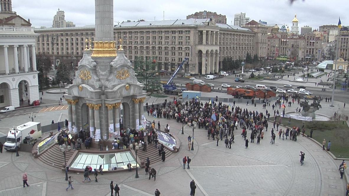 Ukraine: Pro-EU protests continue as chill sets in