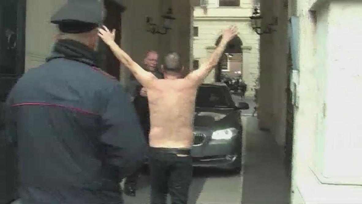 Italy: Protesters outside of Berlusconi's home demand help