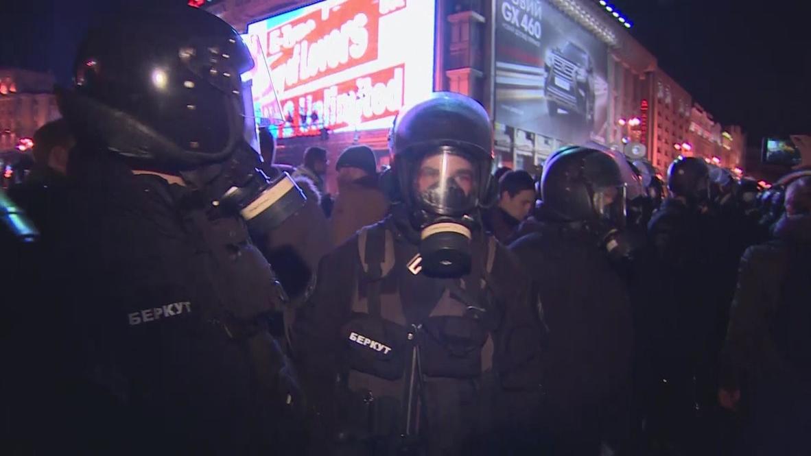 Ukraine: Dusk and tear gas do not deter Kiev protesters