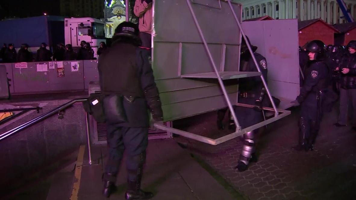 Ukraine: Police hold square after forcing out protesters