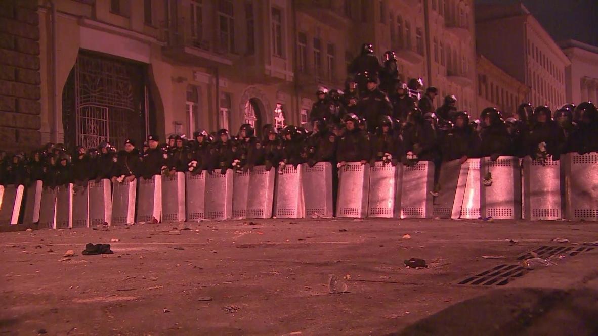 Ukraine: Riot police form cordon around presidential administration