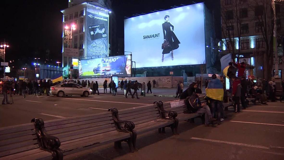 Ukraine: Protesters set up barricades around Independence Square