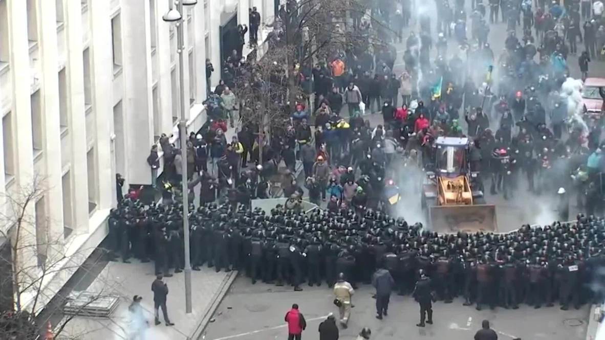Ukraine: Protesters drive bulldozer through police lines