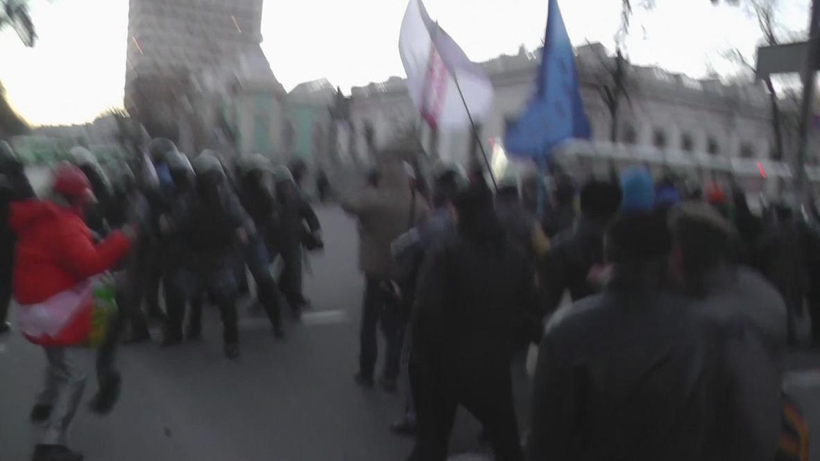 Ukraine: Special forces and protesters clash in Kiev