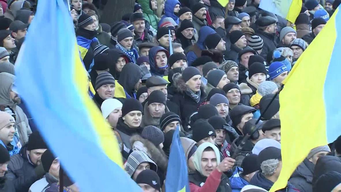 Ukraine: Thousands of protesters block entrance to parliament