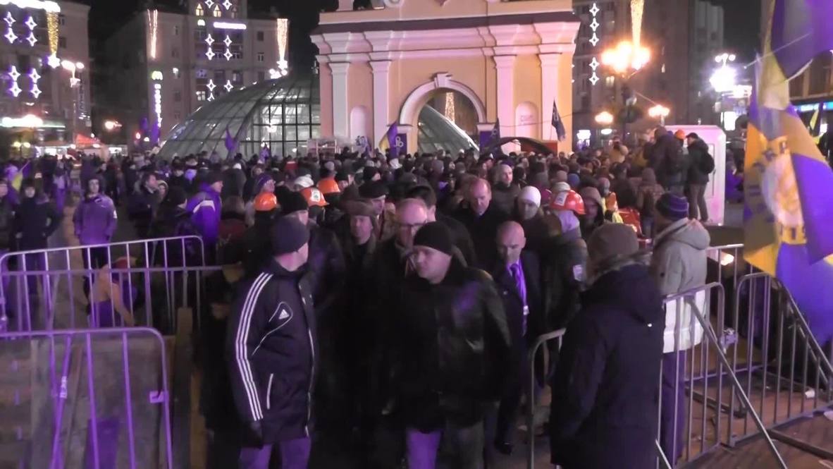 Ukraine: Dutch FM Timmermans mingles with protesters in Kiev