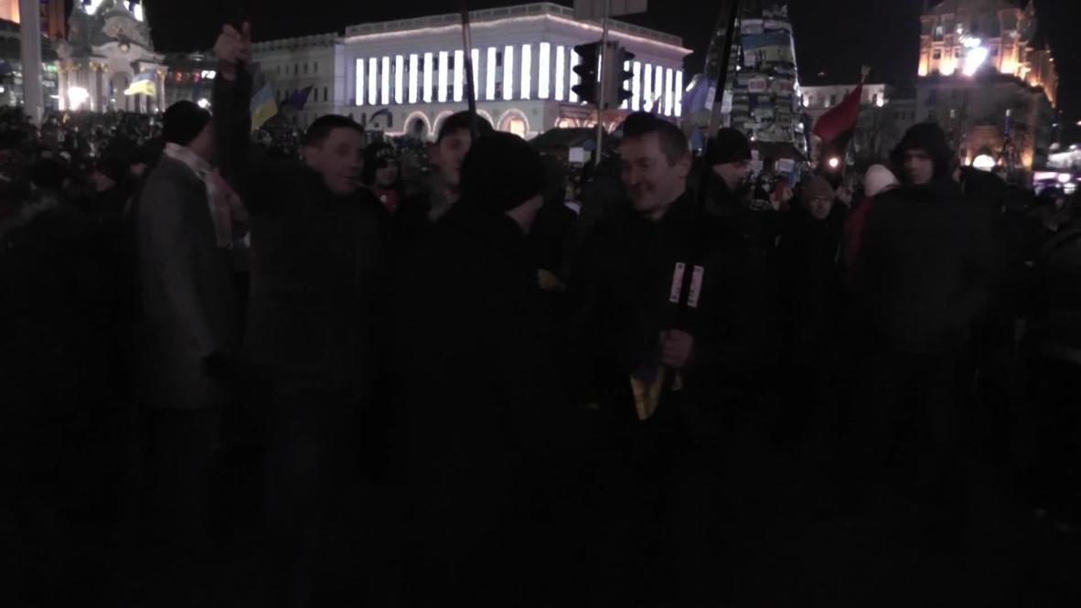 Ukraine: Russian flag makes an appearance at Maidan Square
