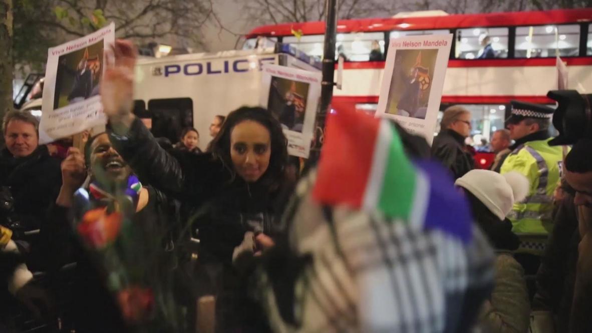 UK: Thousands gather in Trafalgar for Mandela vigil