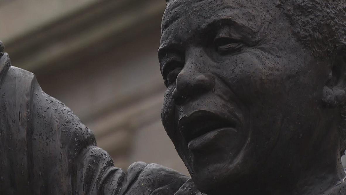 USA: Mourners lay flowers at Mandela statue in DC
