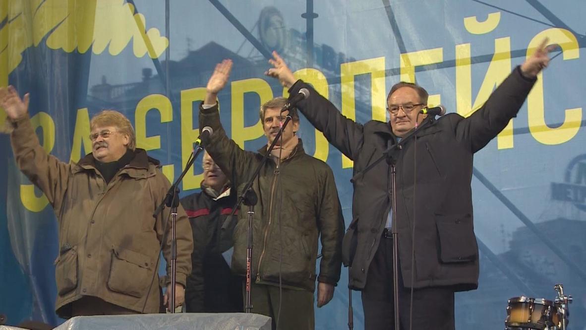 Ukraine: European People's Party members rally with Maidan protesters