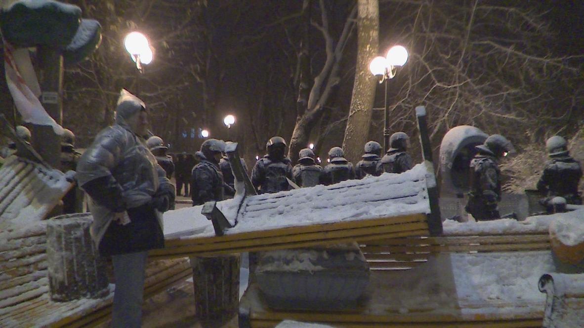 Ukraine: Protesters use park benches to reinforce barricades