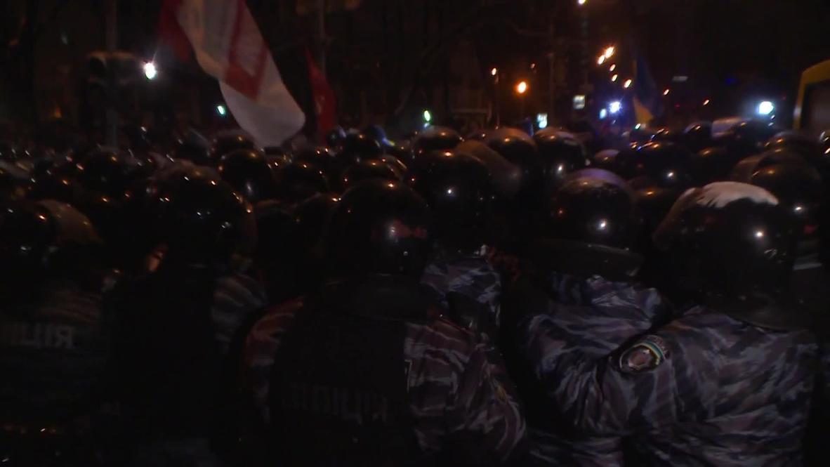 Ukraine: Riot police march on protest camps