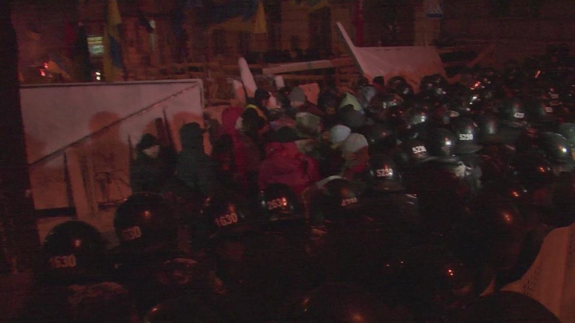 Ukraine: Barricades ripped down after protesters dig in