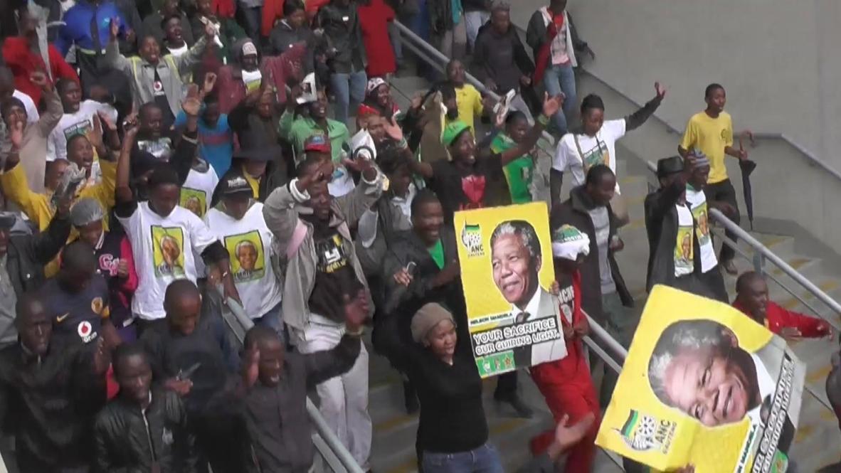 South Africa: Mandela's mourners dance in the rain as memorial begins