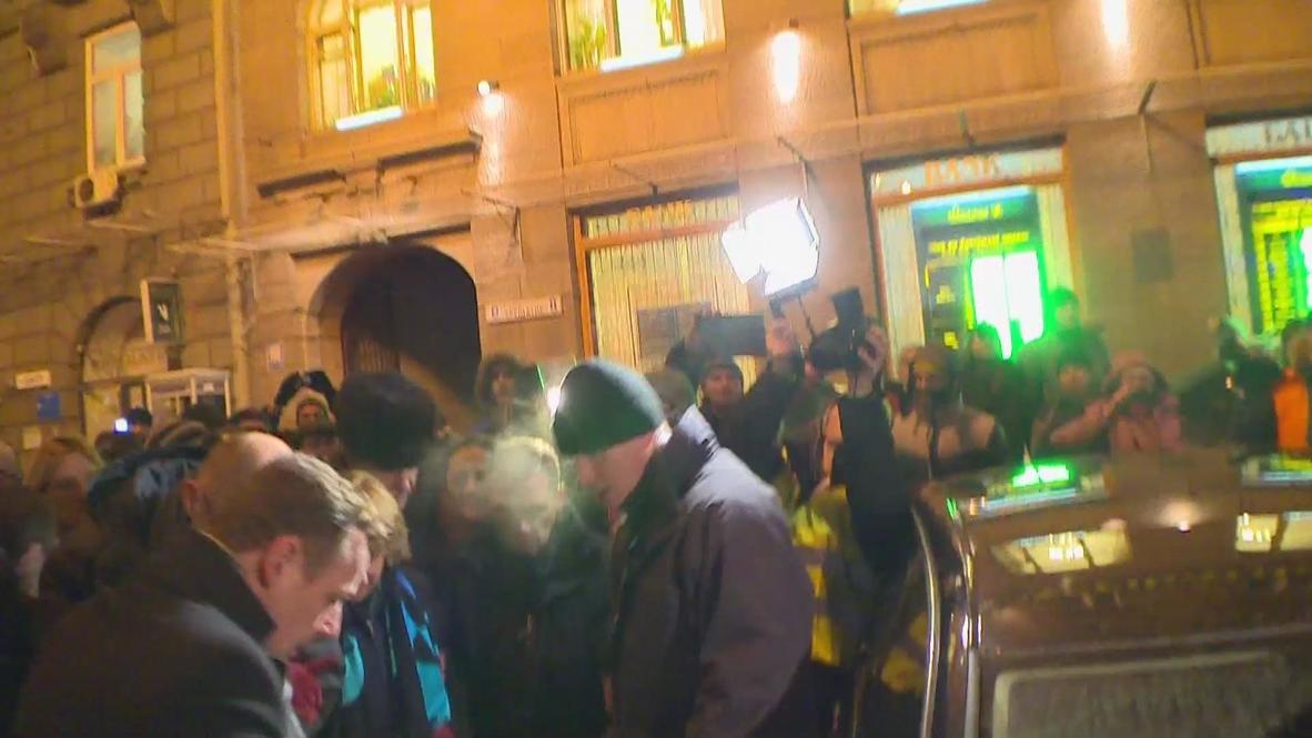 Ukraine: Catherine Ashton heavily guarded by group of men