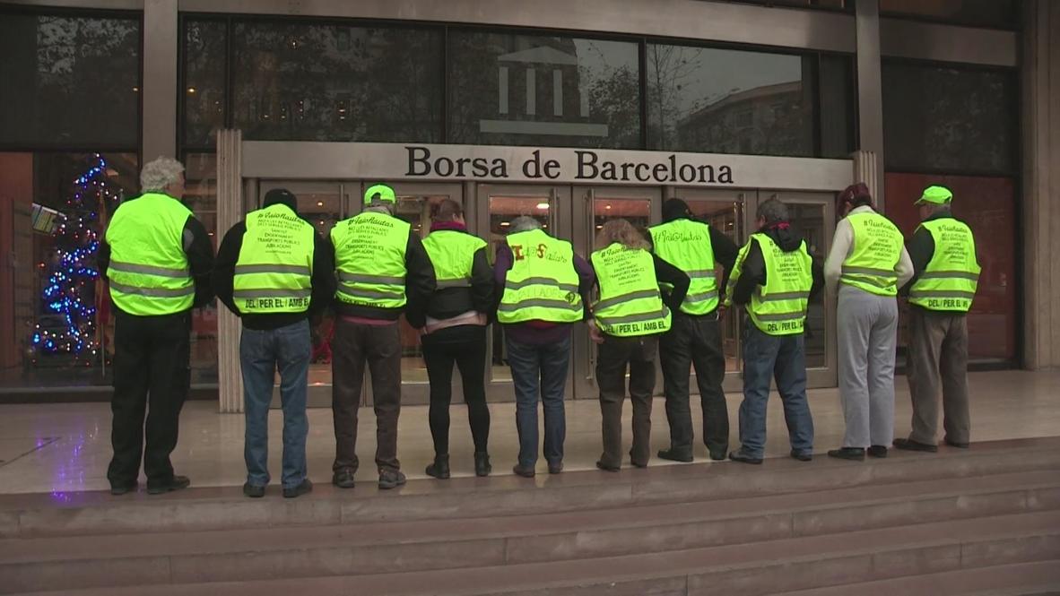 Spain: OAPs drop their trousers on mass outside stock exchange