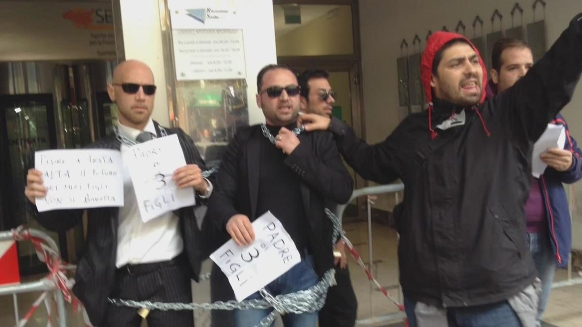 Italy: Catania protestors chain themselves outside tax office