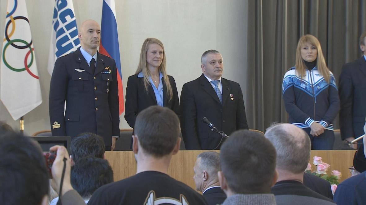 Russia: Space crew hand over Olympic torch in Star City