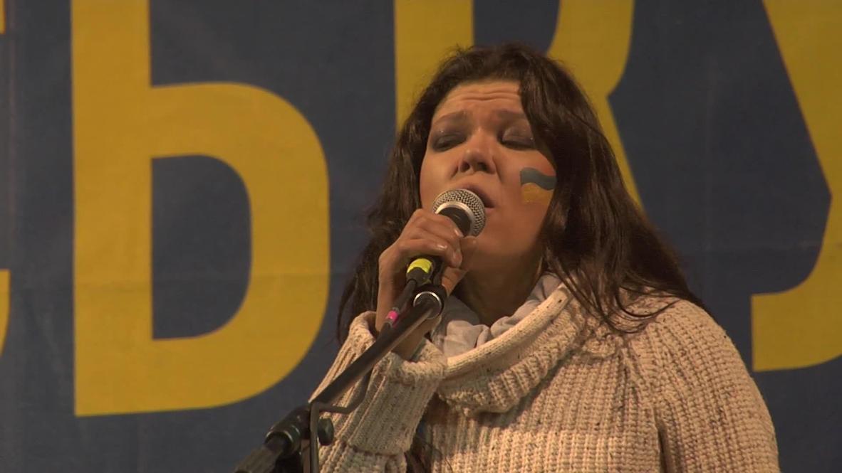Ukraine: Eurovision winner Ruslana serenades protesters