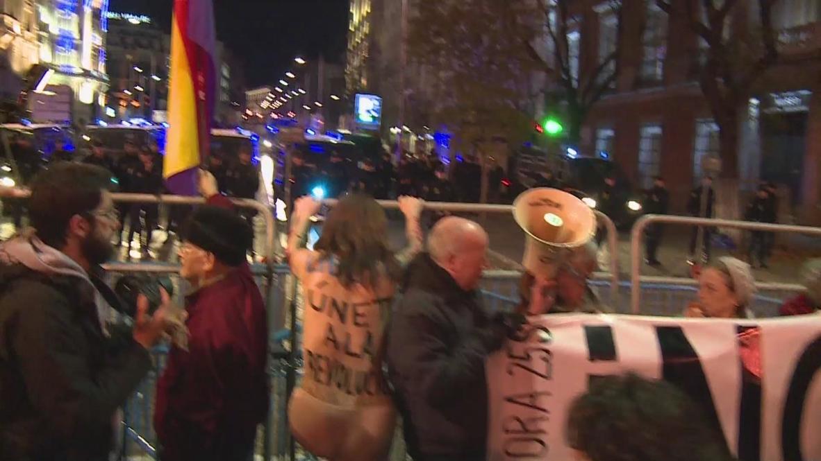 Spain: Madrid protester bares all for the cause