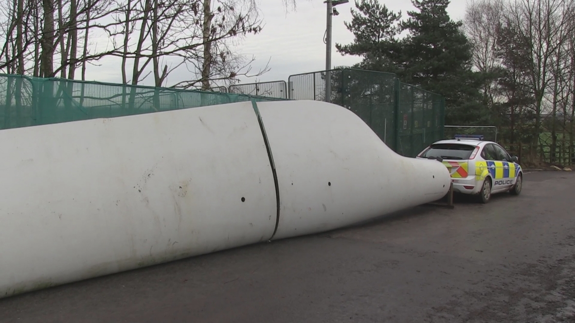 UK: Anti-fracking protesters leave 17-metre wind turbine blade at drilling company's doorstep