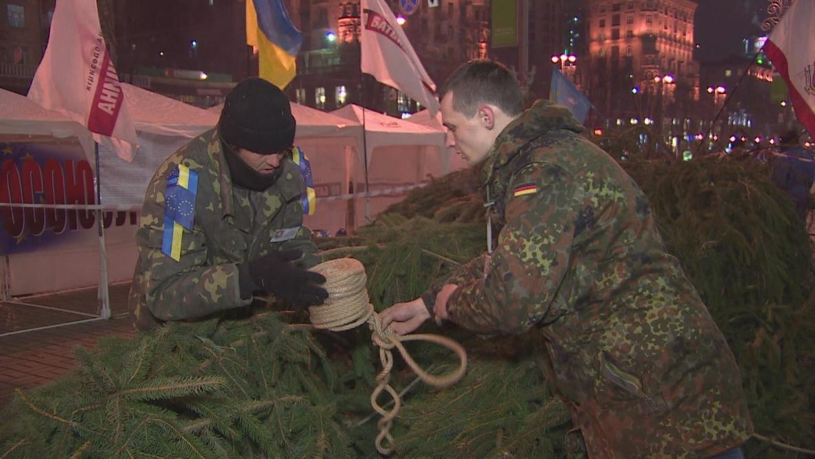 Ukraine: Protesters raise Christmas tree in temporary home