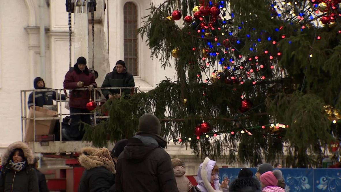 Russia: Kremlin Christmas tree decked in tinsel
