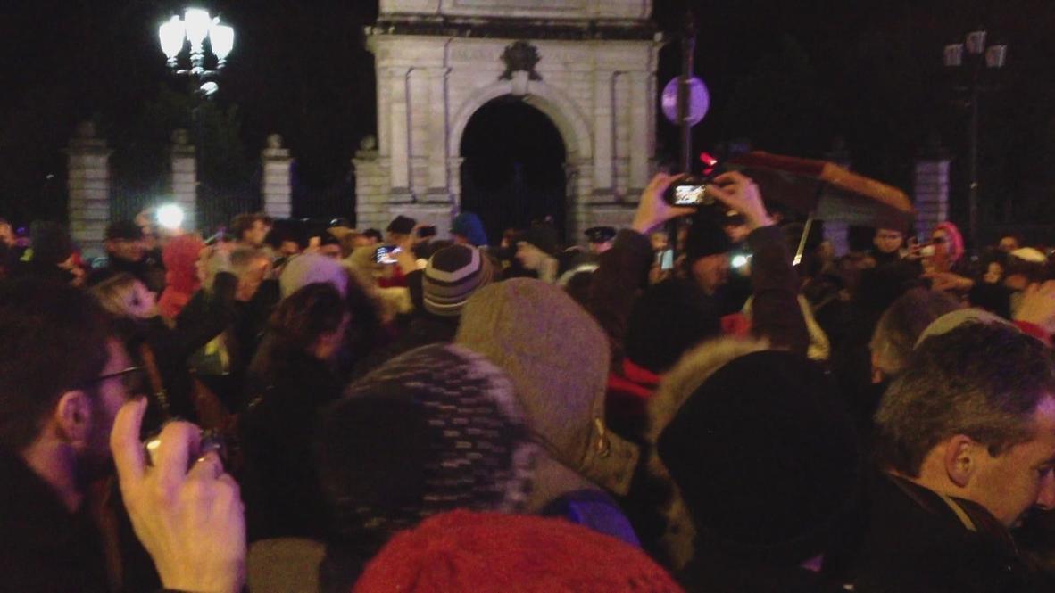 Ireland: Bono busks for charity