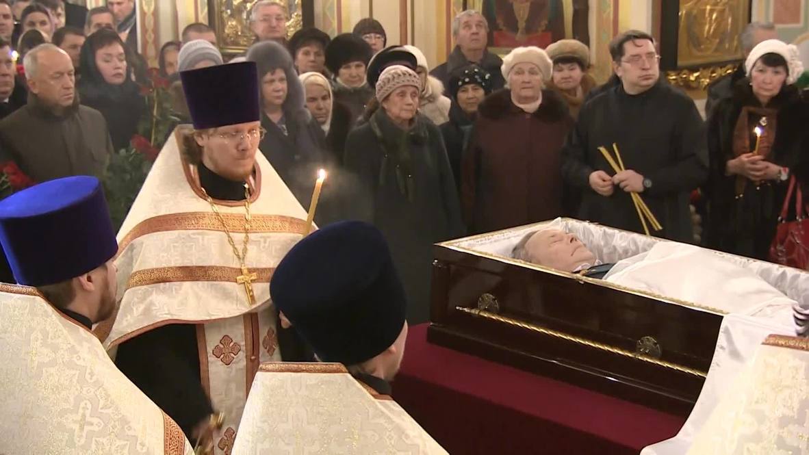 Russia: Thousands bid farewell to Kalashnikov