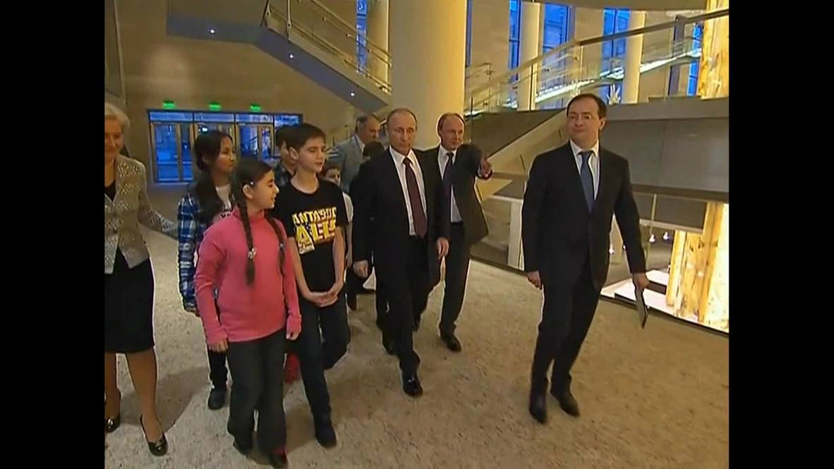 Russia: Putin all ears for children's Sochi songs