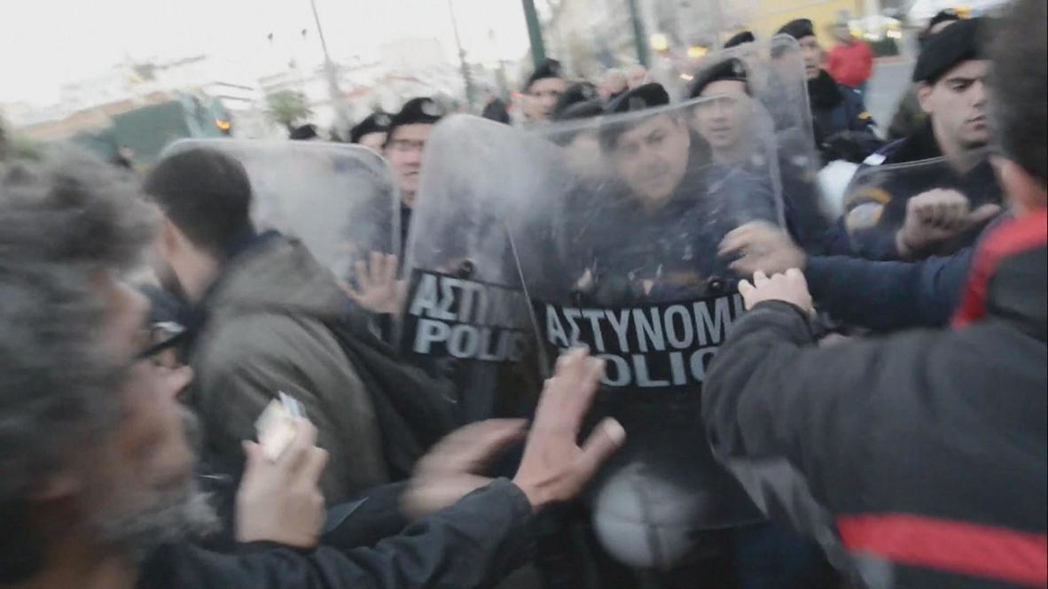 Greece: Athens demonstrators rebel against protest ban