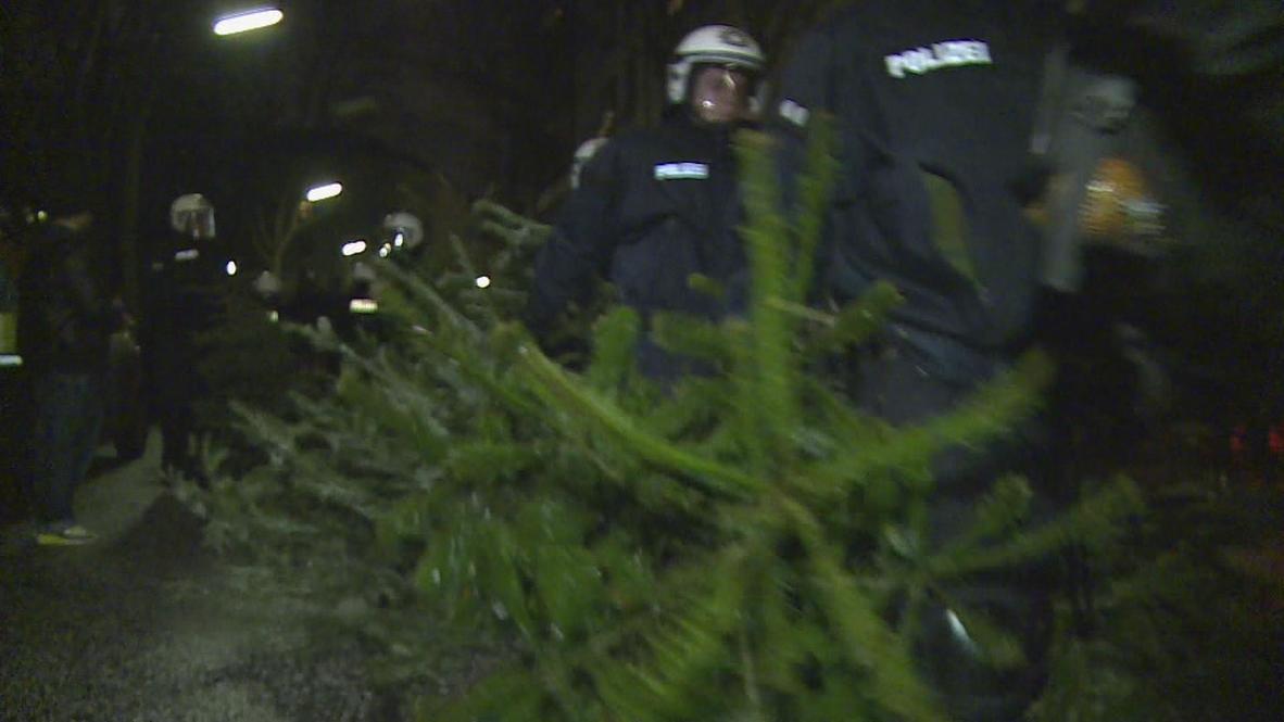 Germany: Protesters swap Christmas trees for toilet brushes