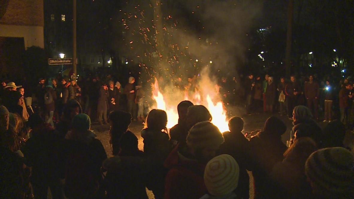 Germany: Protesters denounce 'danger zone' by burning trees