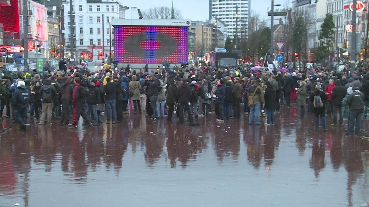 Germany: Protesters wield toilet brushes in defiance of "danger zones"