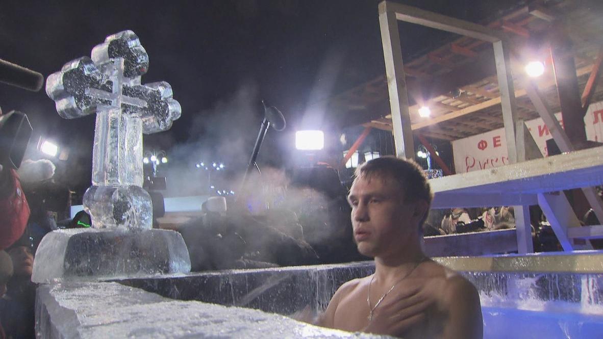 Russia: Muscovites take icy plunge on Red Square