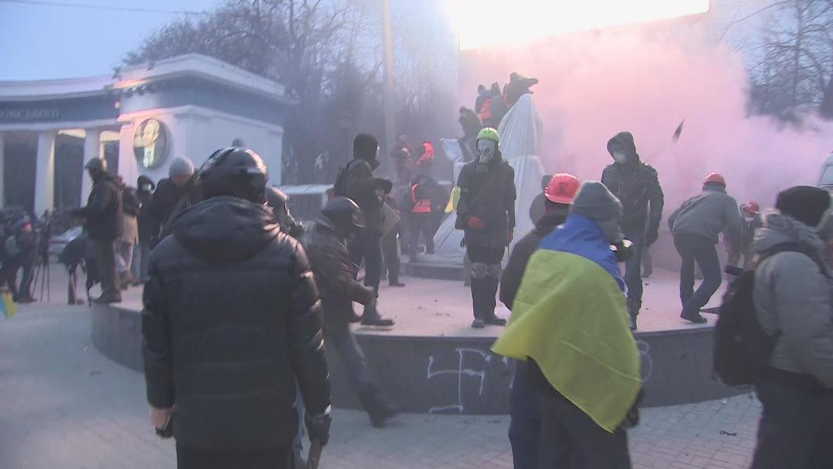 Ukraine: Kiev explodes in violence