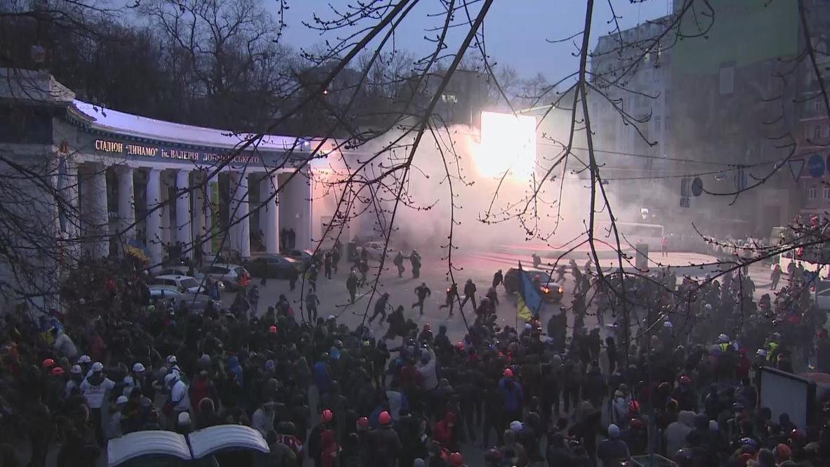 Ukraine: Protesters battle police in Kiev
