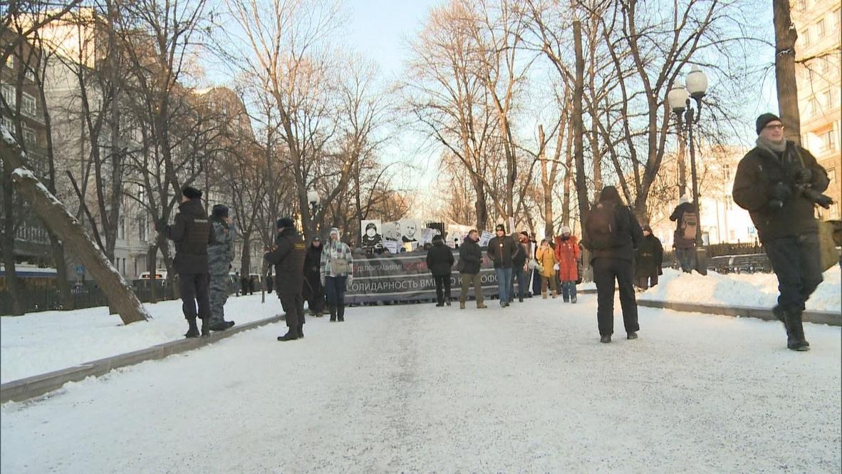 Russia: Anti-fascists march in memory of neo-Nazi murders