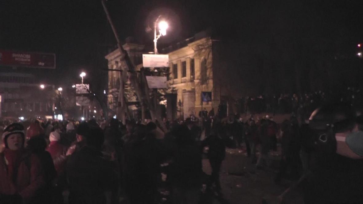 Ukraine: DIY medieval catapult fired by Kiev protestors