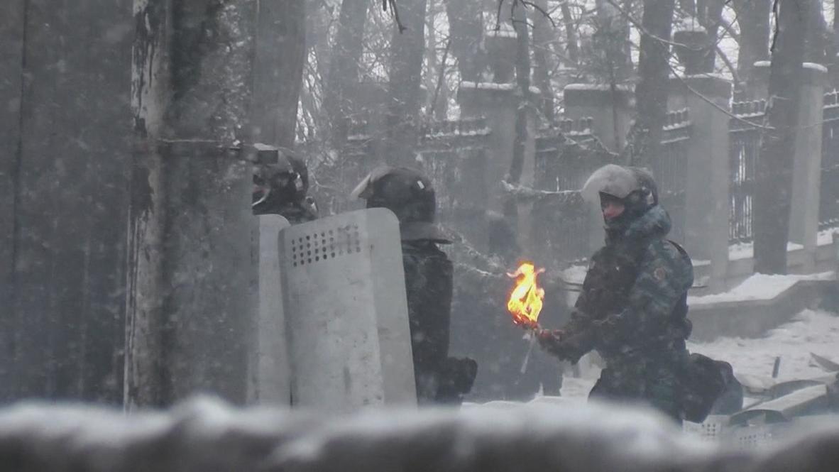 Ukraine: Violence at boiling point as morning breaks to riotous scenes