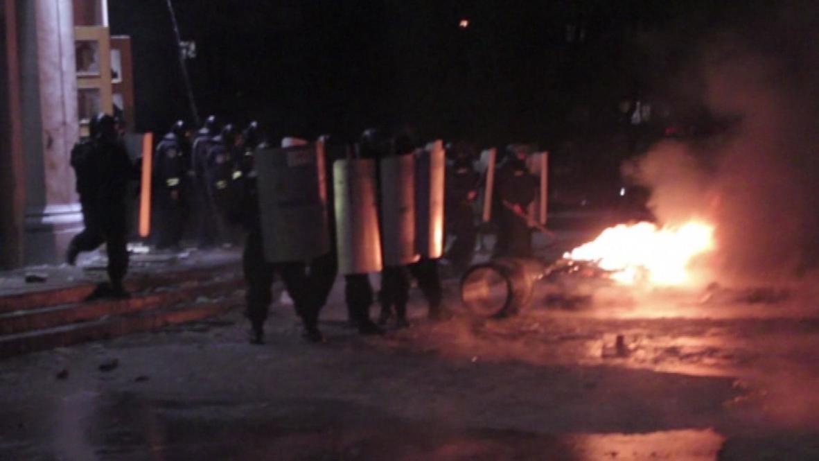 Ukraine: Riot police drive protesters out of occupied government HQ