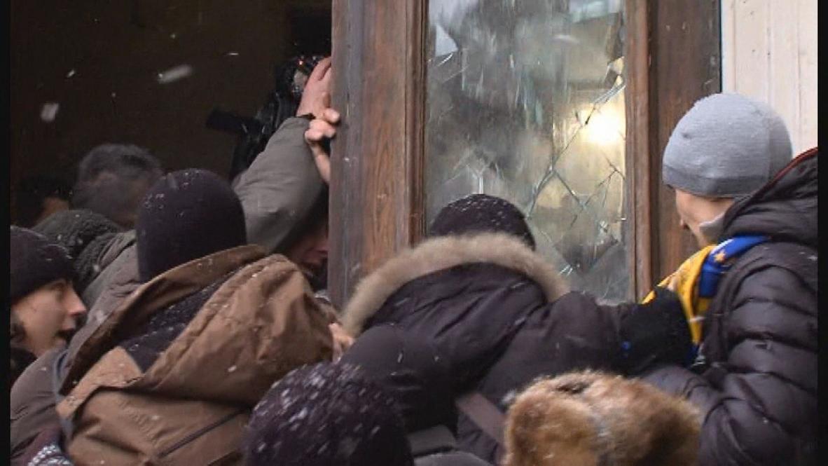 Ukraine: Protesters smash and storm Chernovsty government building