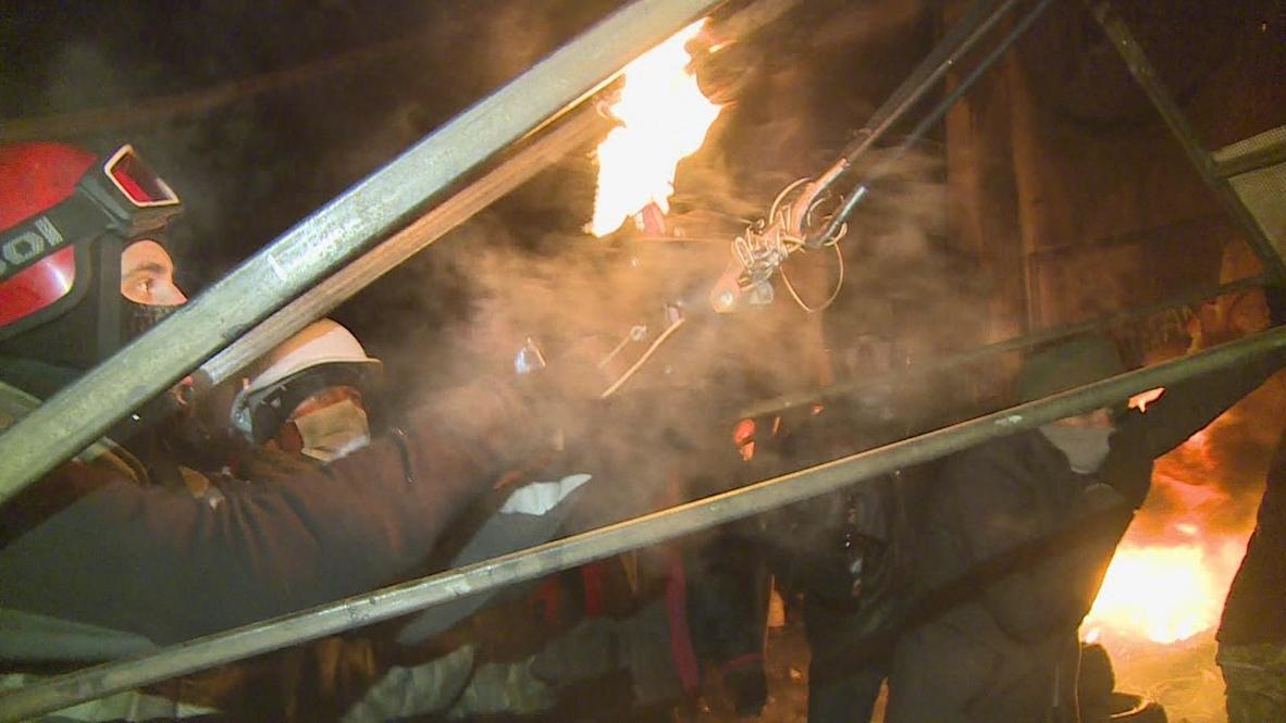 Ukraine: Protesters fire Molotov cocktails from slingshot 2.0