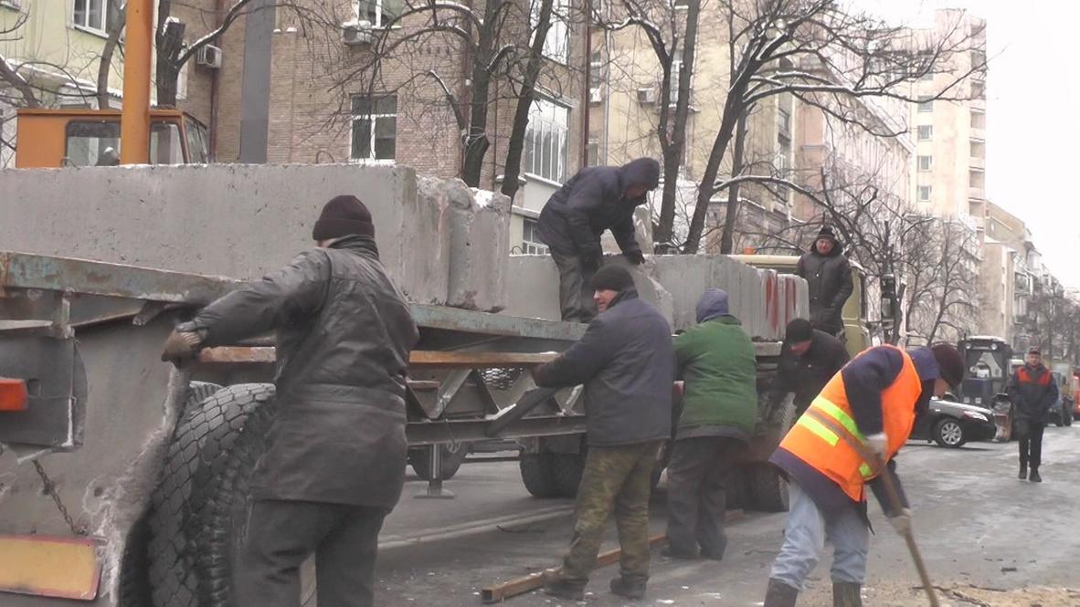 Ukraine: Police begin tearing down barricades