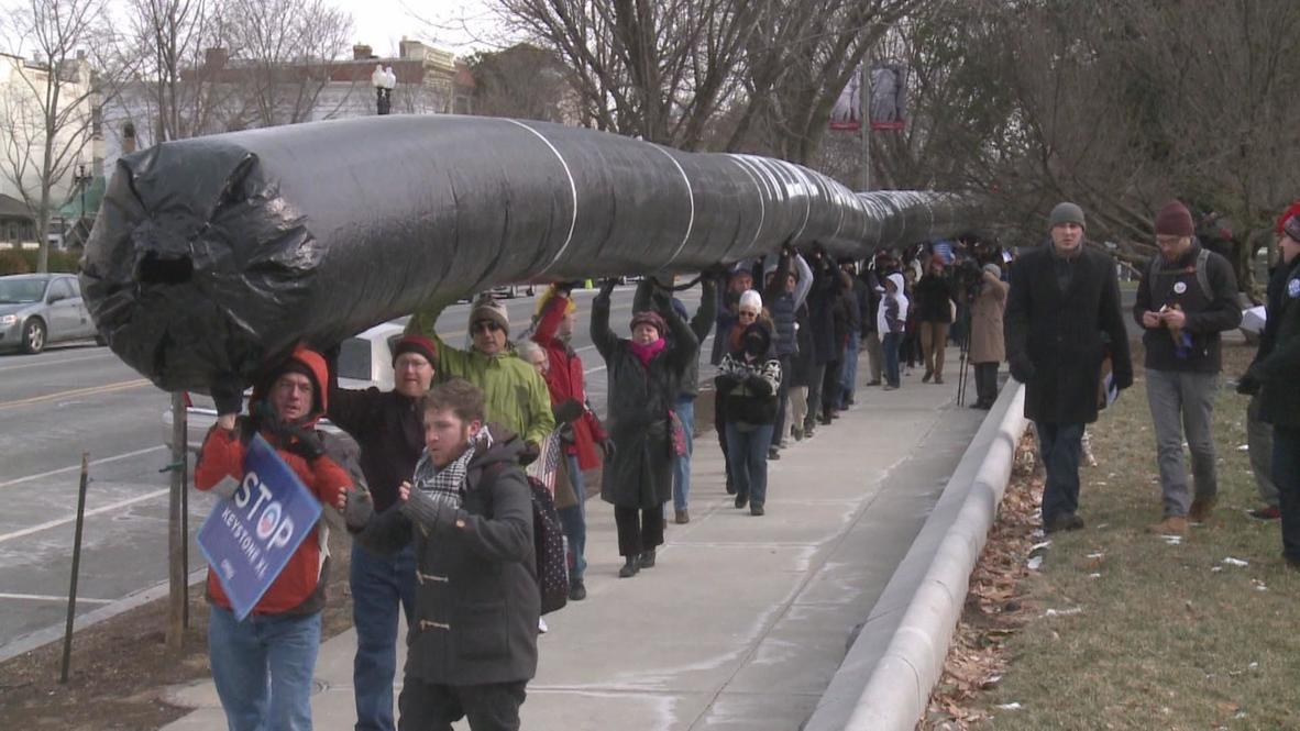 USA: Keystone XL protesters lay pipeline around Congress