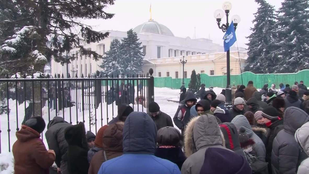 Ukraine: Yanukovych supporters stand their ground