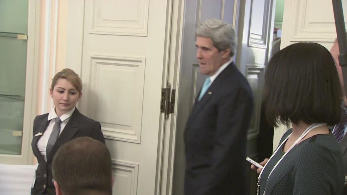 Germany: Kerry shakes hands with Lavrov