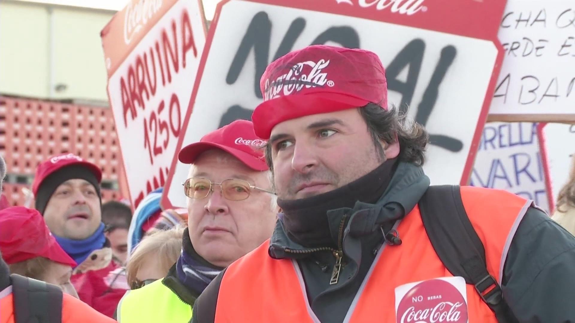 Spain: Coca-Cola workers march to secure jobs | Video Ruptly