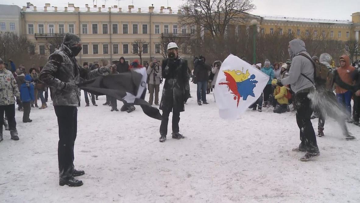 Russia: Hundreds take part in annual snowball fight